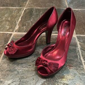 Unlisted 3” red high heels with bow details, size 8, leather soles, brand new.